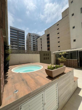 Apt 3q luxo com ar e jacuzzi na Beira Mar